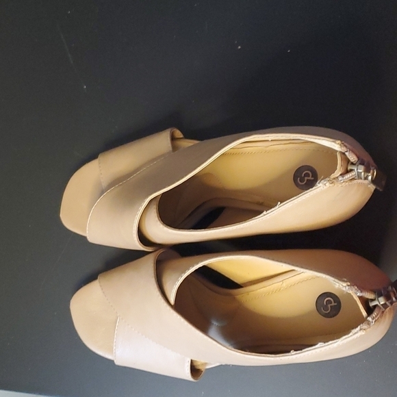 Nude Leather Crisscross Sandals Size 8 - Picture 4 of 10